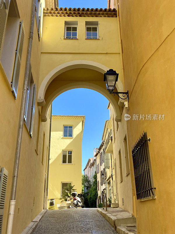 法国- Côte d 'Azur - Antibes -老城区的小街